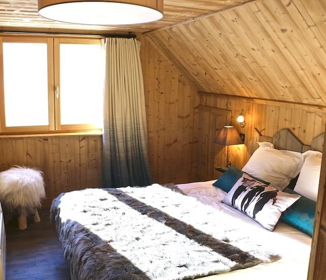 Chambre mansardée en bois