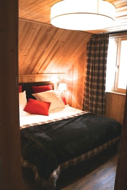 Chambre avec coussins rouges