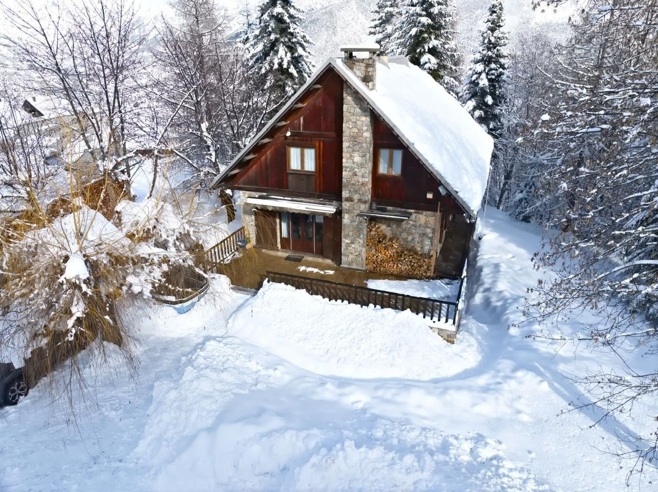 Le chalet vu d'en haut sous la neige